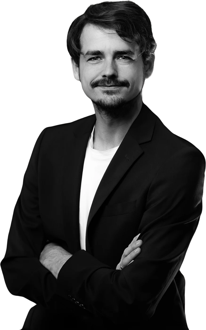 Fabian Braig, Inhaber von Atelier Braig Architektur, mit verschränkten Armen im Sakko. Er empfiehlt die Local SEO Beratung von Maximilian Braig nach der Optimierung von Website und Google Unternehmensprofil.